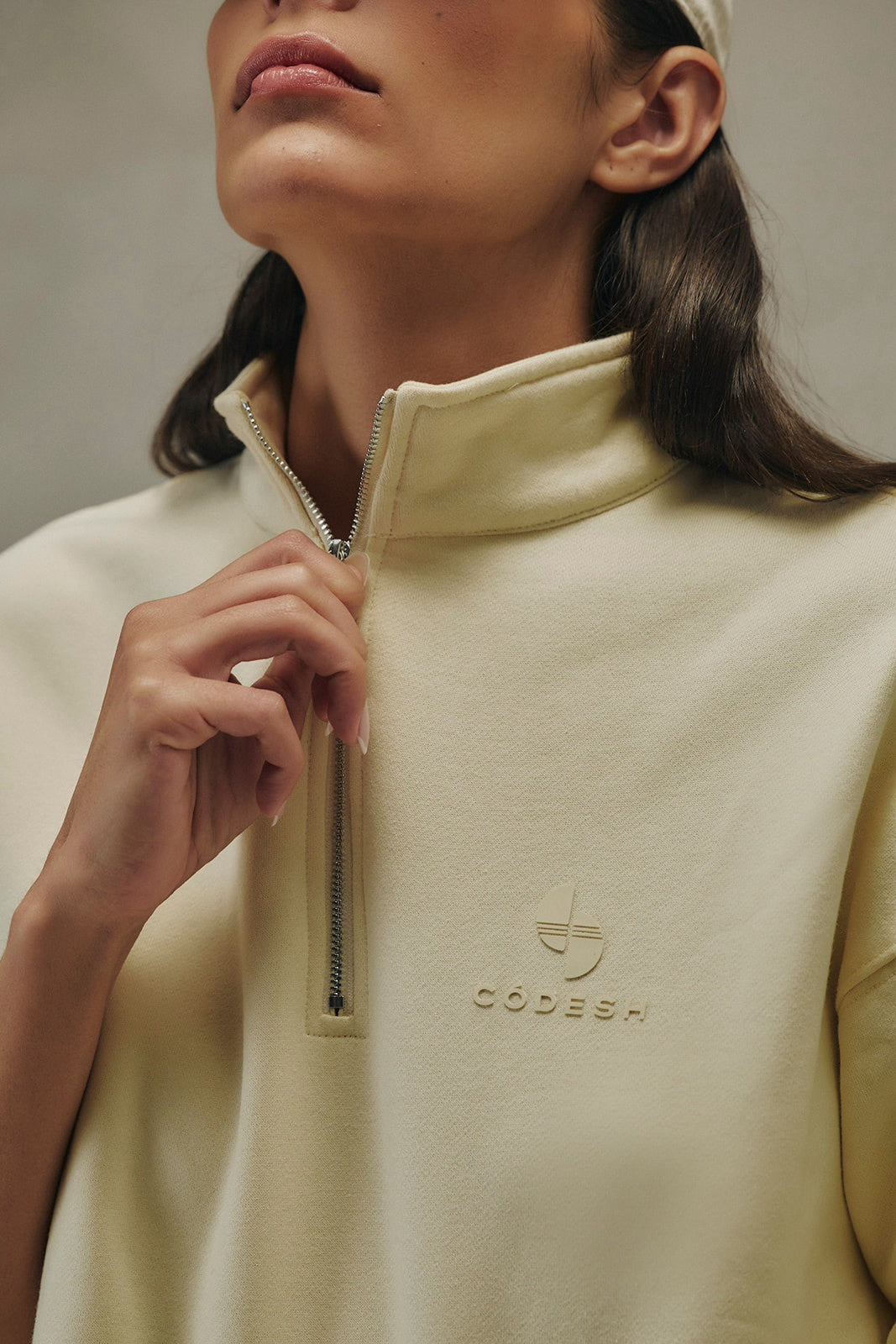 OVERSIZE ZIP-UP SWEATSHIRT AND JOGGER SHORTS