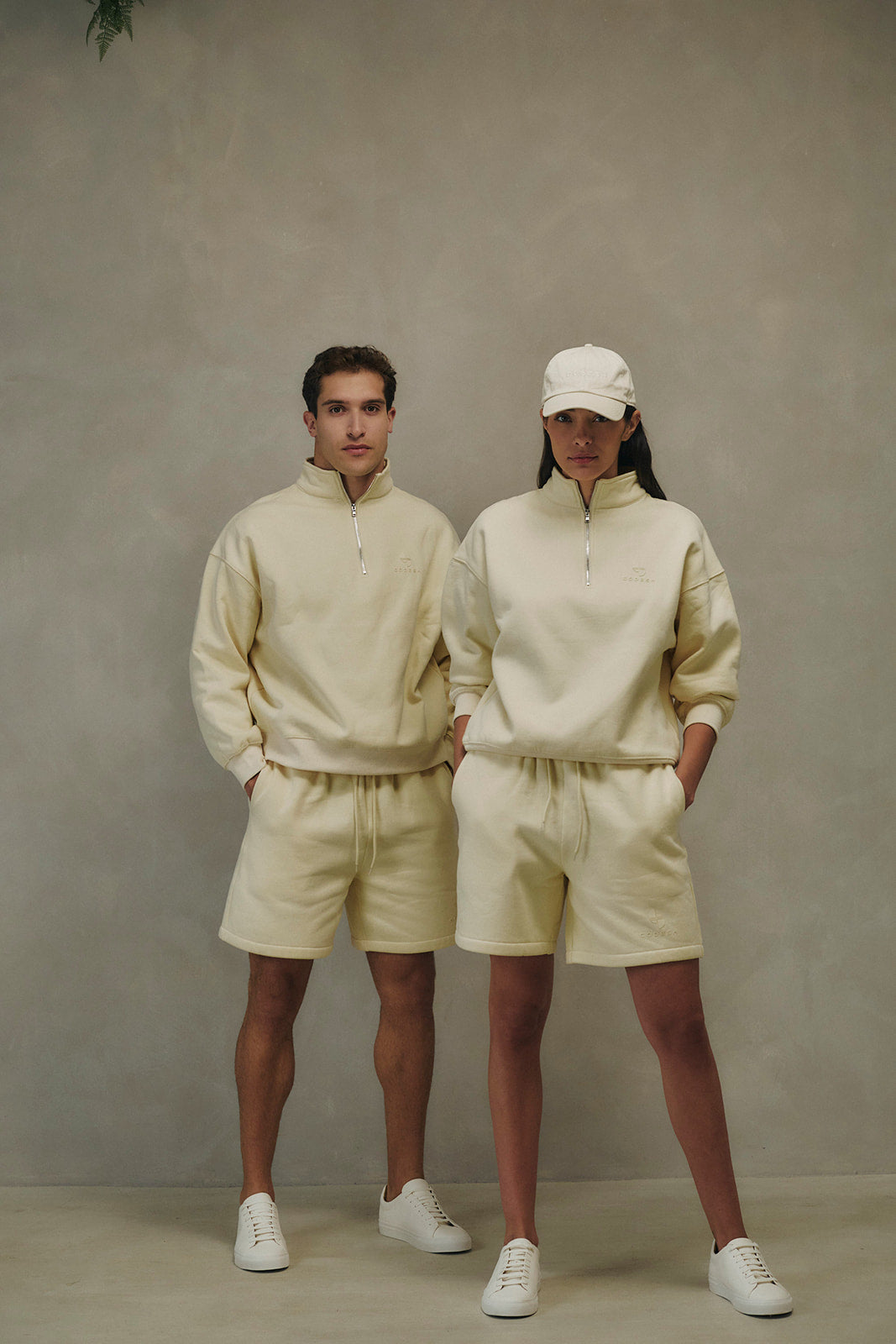 OVERSIZED ZIP-UP SWEATSHIRT