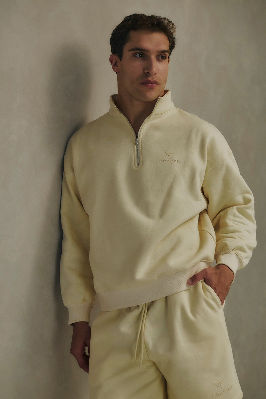 OVERSIZE ZIP-UP SWEATSHIRT AND JOGGER SHORTS